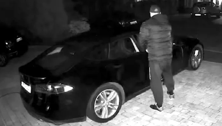 Tesla Car Has Been Hacked and Stolen By Intercepting the Signal From Key Fob
